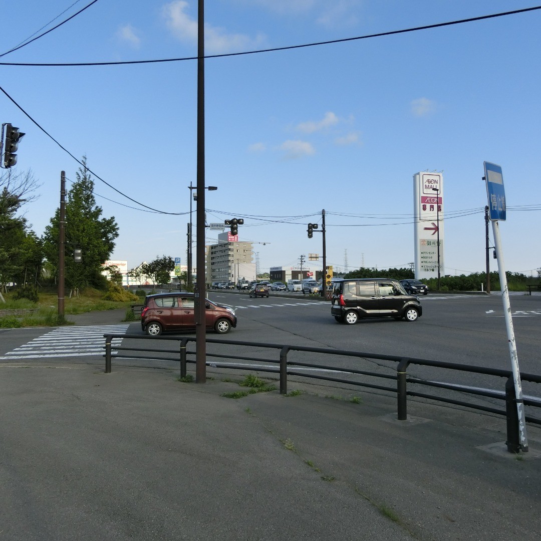 ホテル秋田御所野です。５月１４日にUPした地図の「御所野団地交差点」を秋田市街地方面から撮った画像です。市街地から来た方は交差点先の「もしもしピット」の看板あたりから側道へ入ります（小さくしか写ってなくてすみません・・・）。秋田南インターチェンジからの方はこの交差点を右折（イオンモールさんの看板が目印です）です。安全運転でお越し下さい。しかし、今日は天気いいですね。#秋田市　#御所野　#ホテル　#交差点　#青空　#いい天気