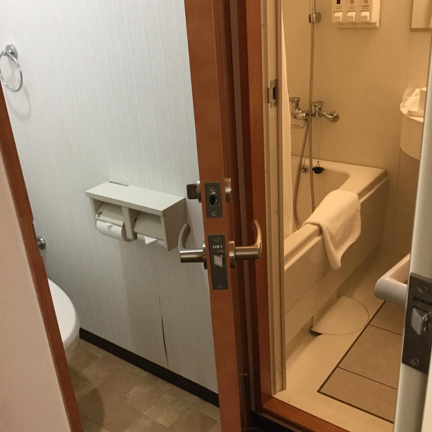 ホテル秋田御所野です。使いやすさを重視しまして、バスルームとトイレは別々でございます。#秋田市ホテル　#ビジネスホテル　#バストイレ別　#御所野